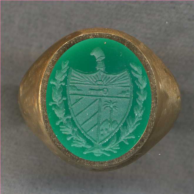 A man's ring with the Coat of Arms of Cuba.
